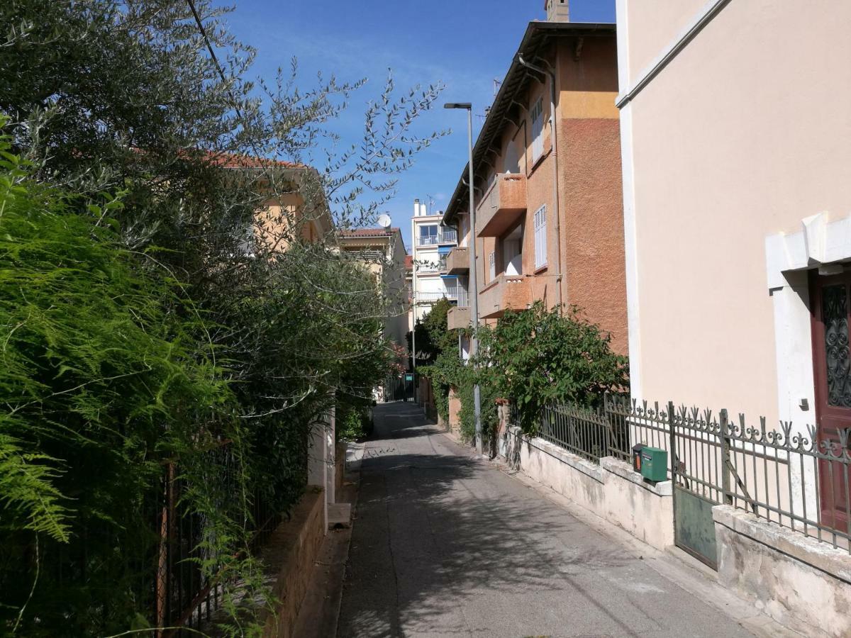 L'Amandine ,45 M2 Terrasse Et Garage Centre Ville Saint-Raphael  Exterior photo